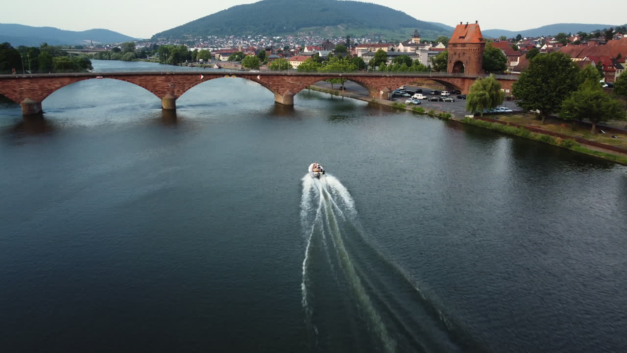 Vista aerea di un fiume, un ponte e una barca in una città europea