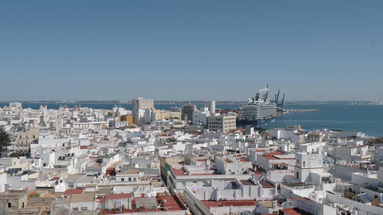 Vista aerea dei tetti di Cadice con nave da crociera in lontananza.
