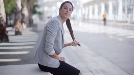 Mujer-Bonita-Sentada-Al-Lado-De-Una-Pasarela-Peatonal