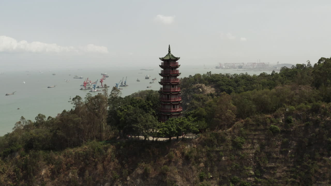 Dağın tepesinde, deniz kenarına yakın bir Çin pagodası.