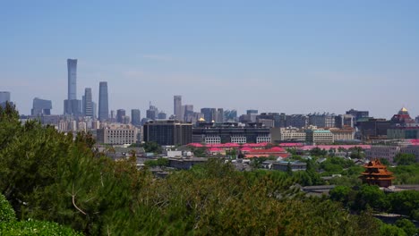 tomada estática del horizonte urbano moderno de beijing en la distancia durante el día, china