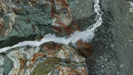 Vista-Aérea-De-Arriba-Hacia-Abajo-De-La-Cascada-De-Montaña-En-El-Valle-De-Valmalenco-De-La-Región-De-Valtellina-En-La-Temporada-De-Verano,-Norte-De-Italia