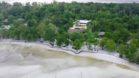 Paisaje-Aéreo-De-La-Costa-De-La-Playa-De-Arena-Blanca-En-La-Isla-Privada-De-Leebong-En-Belitung-Indonesia