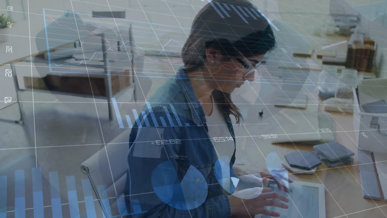 animación de datos financieros y gráficos sobre mujer caucásica trabajando en una computadora portátil en la oficina