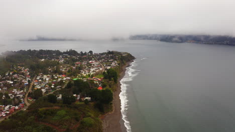 Das-Meer-Und-Eine-Insel-Und-Ein-Grundstücksgebiet,-Ist-Die-Stadt-Niebla-Der-Stadt-Valdivia