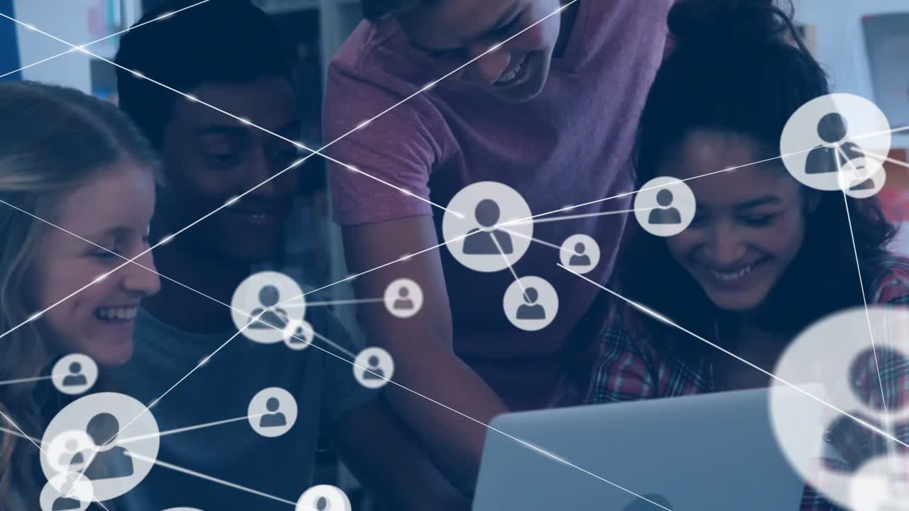 Alunos debruçados em um laptop ativando nós de rede flutuantes que se transformam em uma web de educação