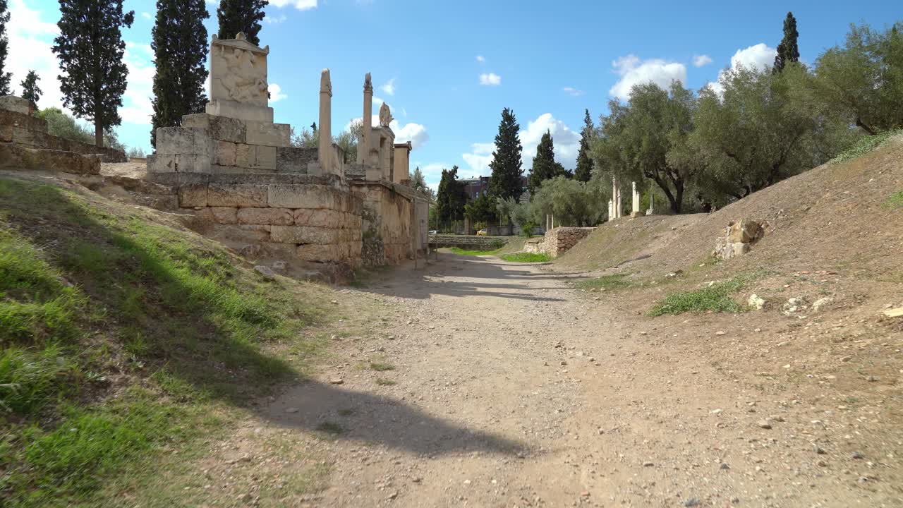 numerosas esculturas funerarias erigidas a lo largo del camino sagrado, un camino de atenas a eleusis