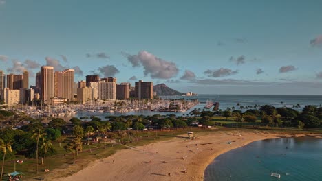 Retire-La-Toma-Aérea-Del-Horizonte-De-Waikiki-Con-Cabeza-De-Diamante-En-El-Fondo-Y-El-Parque-De-La-Playa-Ala-Moana