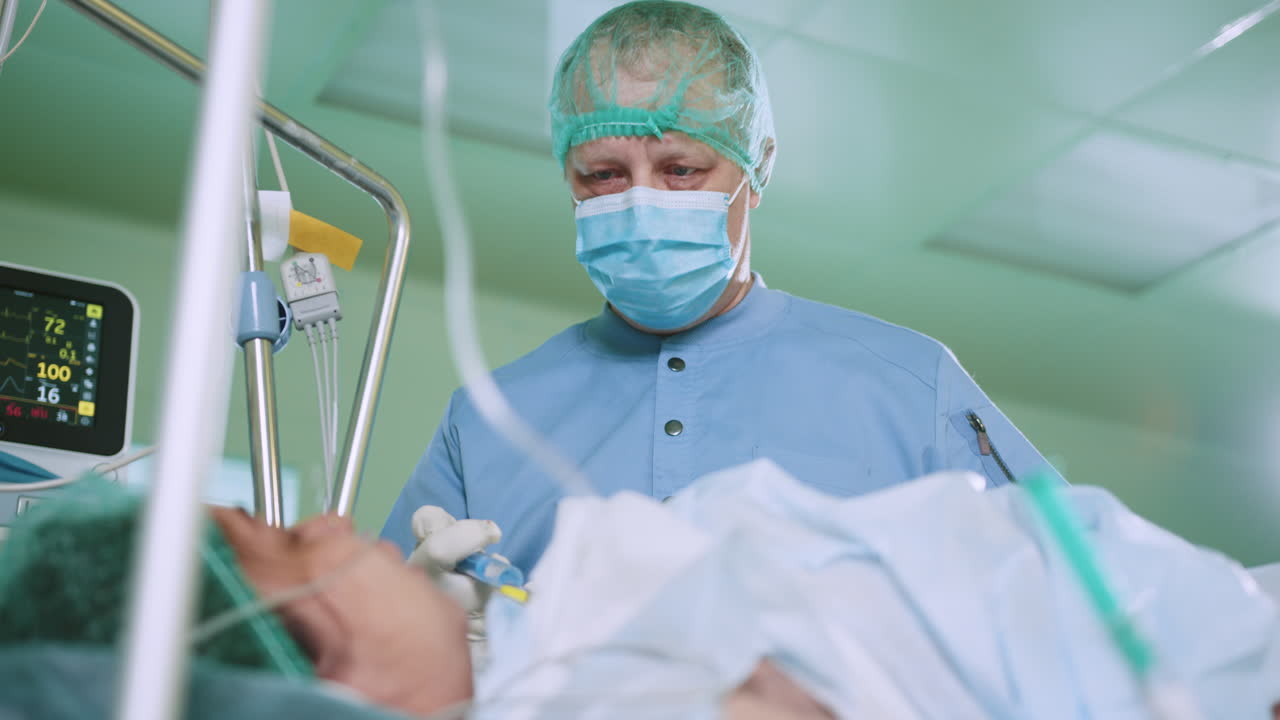 Scena di terapia intensiva in ospedale