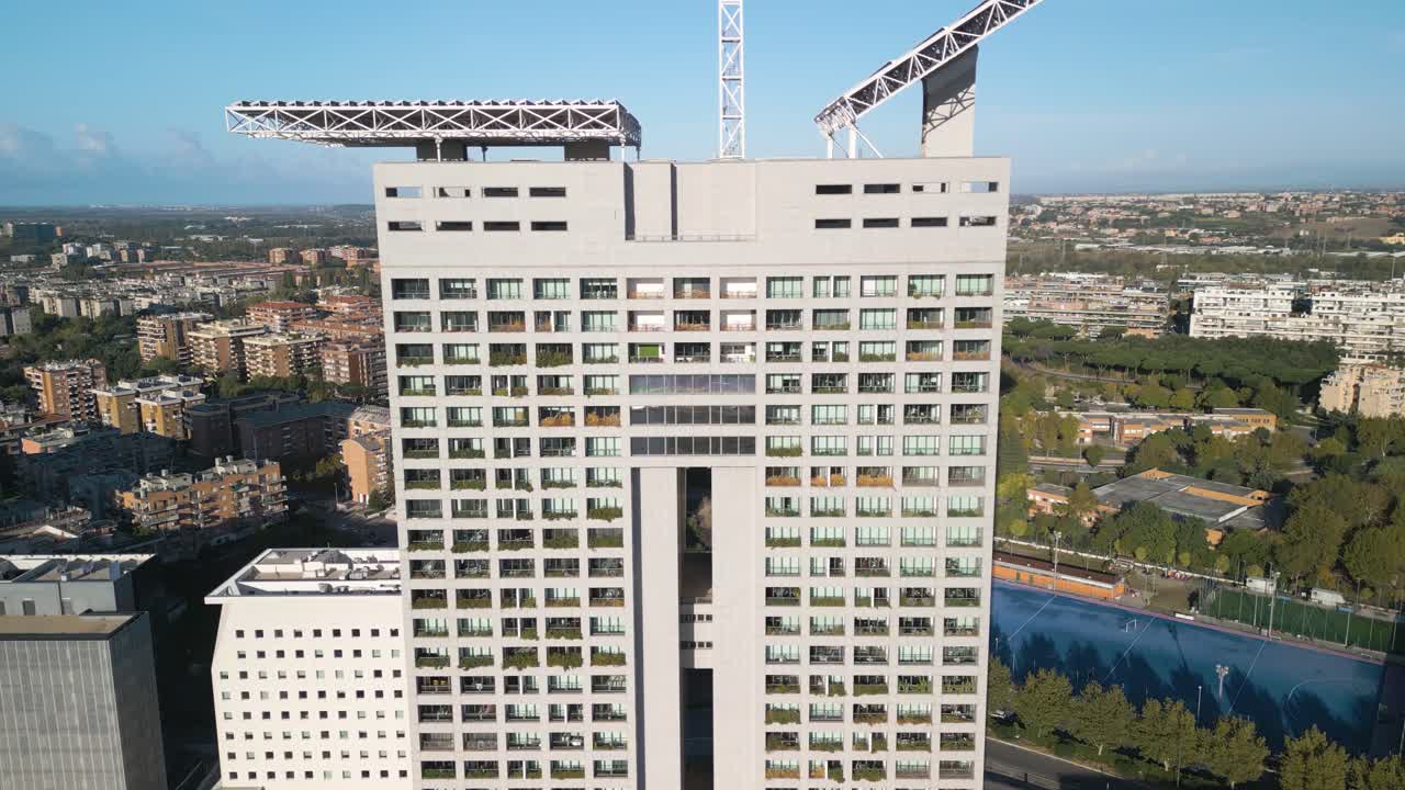 drone disparado hacia adelante sobre la torre eurosky - roma, italia rascacielos