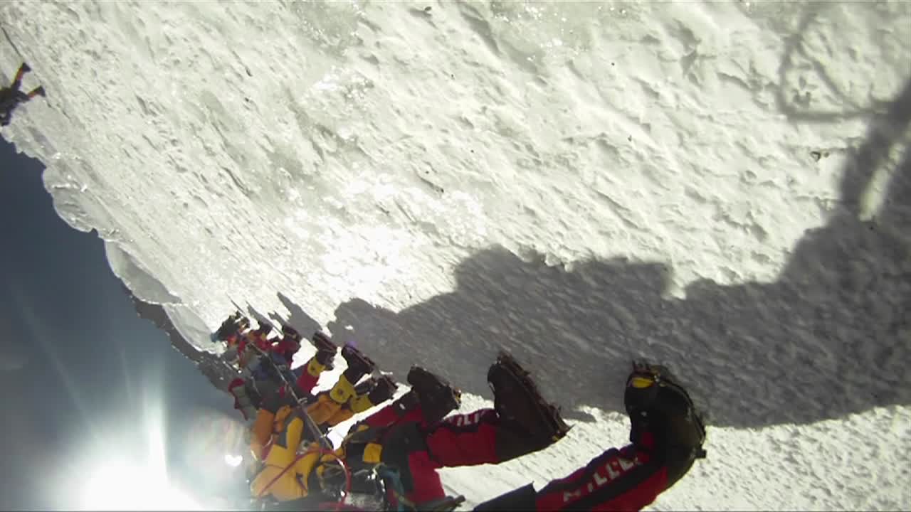 등반가의 라인업의 전면 샷