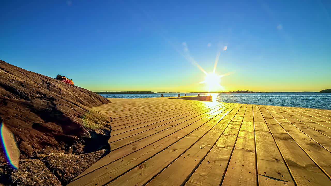 hermosa foto de lapso de tiempo de un embarcadero y un muelle al atardecer con el océano