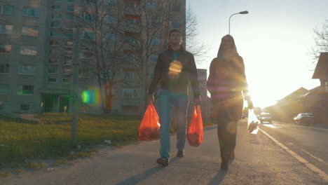 pareja yendo a casa después de las compras