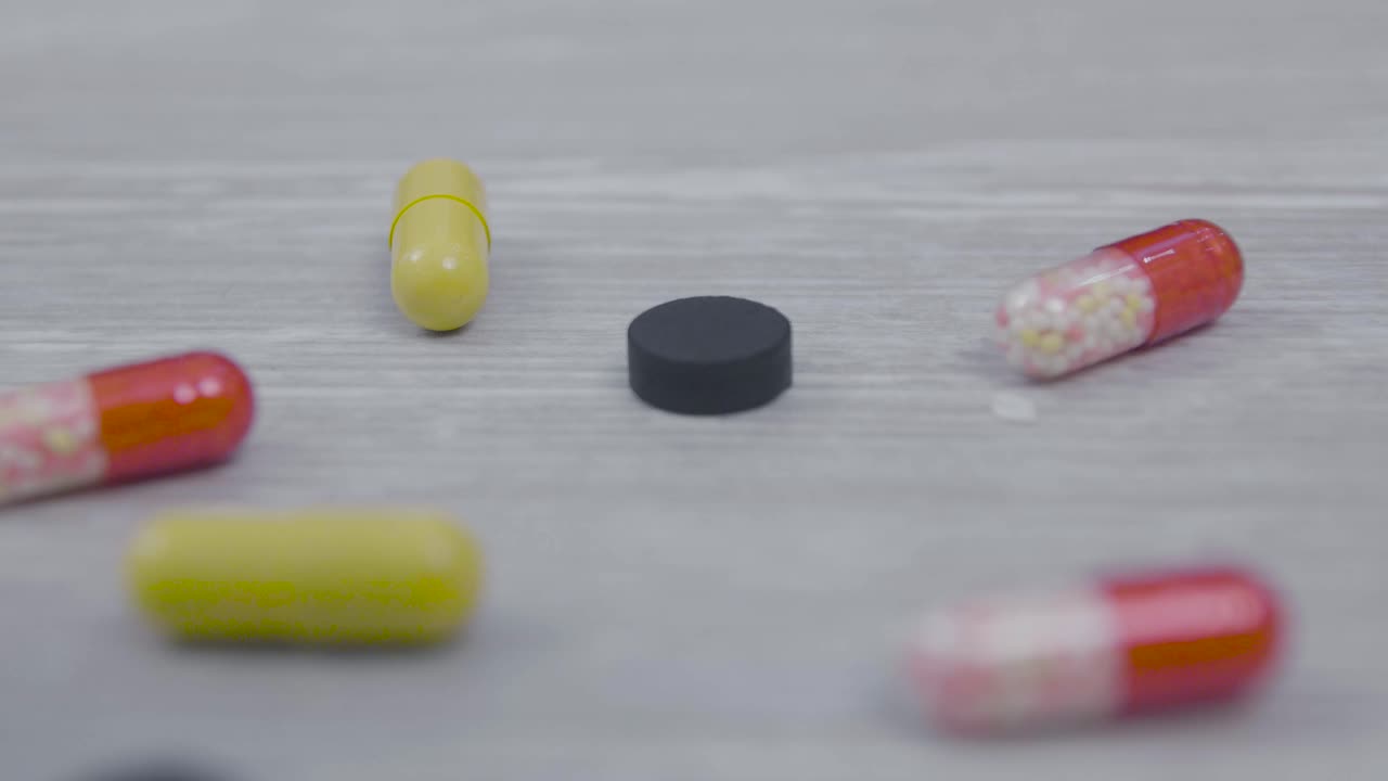 은 회색 표면에 있는 다양한 약과