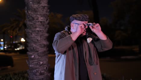 detective hilarante con binoculares de uso de tubería para sospechoso de vigilancia