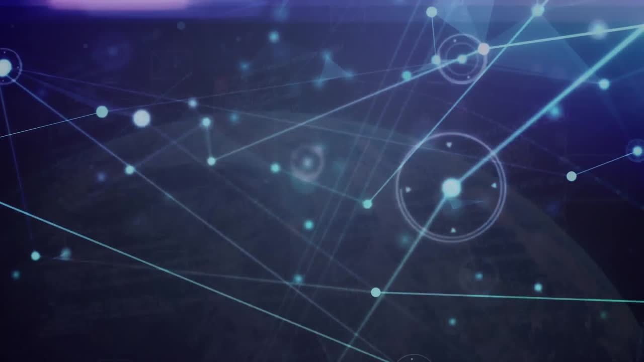 animación de la red de conexiones sobre senderos de luz púrpura contra el globo sobre fondo azul