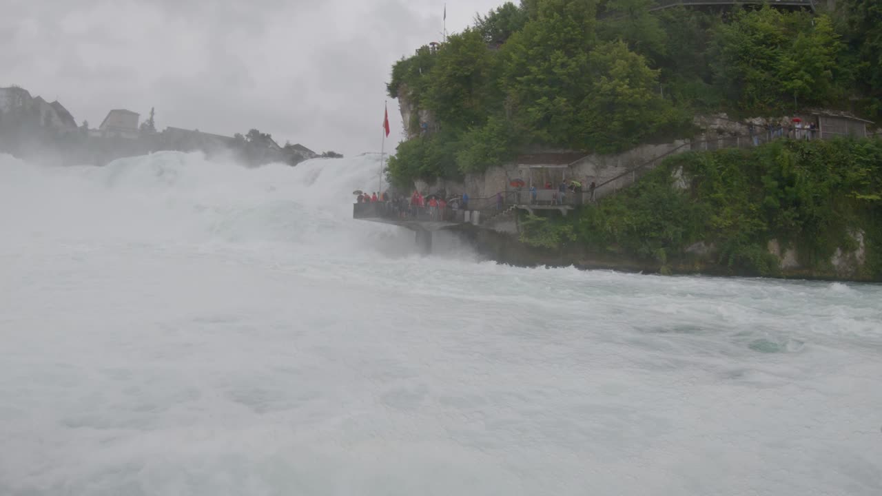 라인 폭포 옆에 있는 관광객을 위한 전망대, 보트에서 스위스 전망