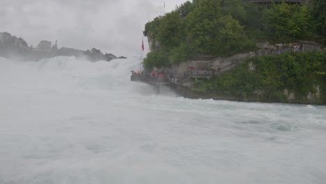 Aussichtsplattform-Für-Touristen-Neben-Dem-Rheinfall,-Schweiz-Blick-Vom-Boot