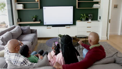 Padres-Afroamericanos,-Hijo,-Hija-Y-Abuelos-Viendo-Televisión-Con-Espacio-Para-Copiar,-Cámara-Lenta