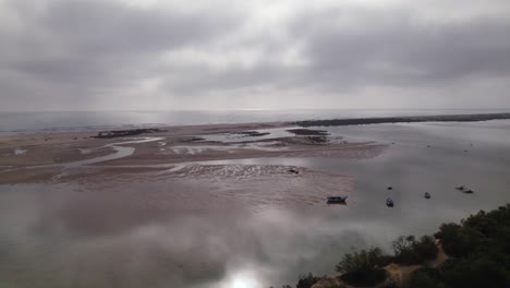 Vista-Aérea-De-Praia-De-Cacela-Velha-En-Portugal-Durante-Un-Día-Nublado-Oscuro-En-Portugal