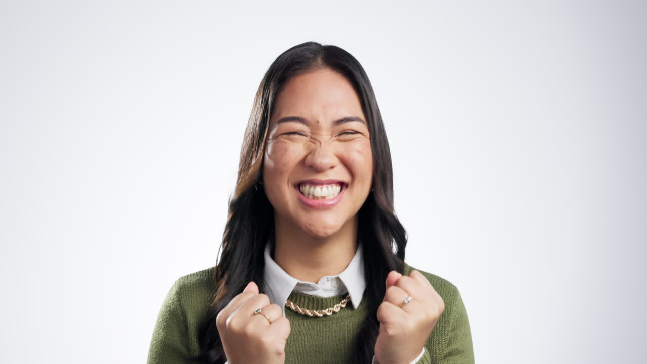 우승자, 주먹  ⁇ 프와  ⁇ 색에 아시아 여성