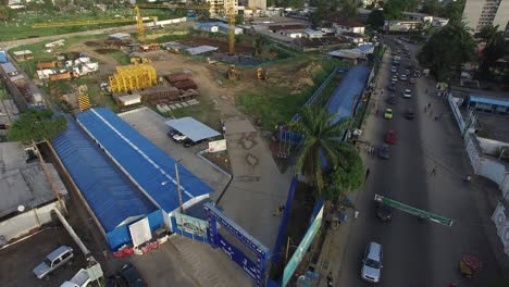 Parque-De-Construcción-Douala-Visto-Desde-Arriba-Mientras-El-Dron-Desciende-Lentamente-Para-Exponer-Más-De-Las-Bulliciosas-Calles-De-Abajo