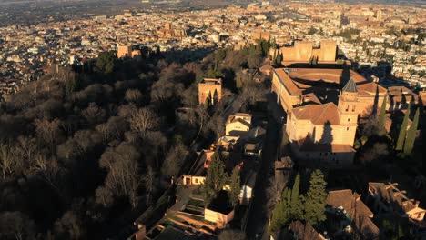 Toma-Aérea-Del-Famoso-Monumento-De-La-Alhambra-En-Granada,-España