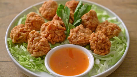 boiled shrimp balls with spicy dipping sauce