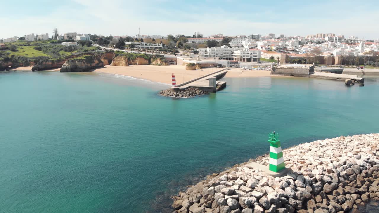 cais da solaria y pequeño fuerte de ponta da bandeira con el paisaje urbano de lagos en el fondo, algarve, portugal