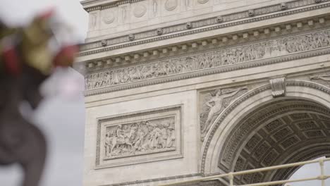 Cerca-De-Candados-De-Amor-En-Una-Farola-Por-El-Arco-Del-Triunfo-En-París,-Francia