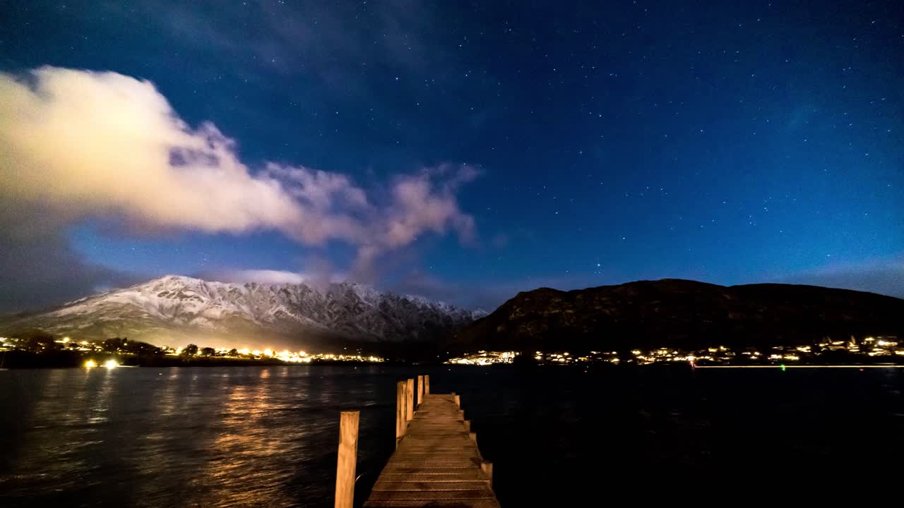 timelapse astronómico de queenstown sobre el lago