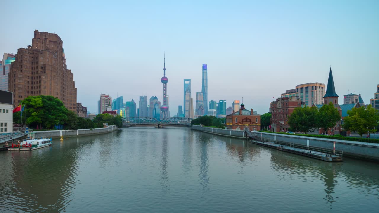 crepúsculo iluminado ciudad de shanghai centro de la bahía del río panorama 4k lapso de tiempo china