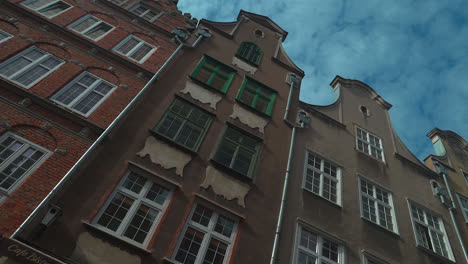 Panning-view-of-tenements-in-old-town-of-Gdansk,-Poland