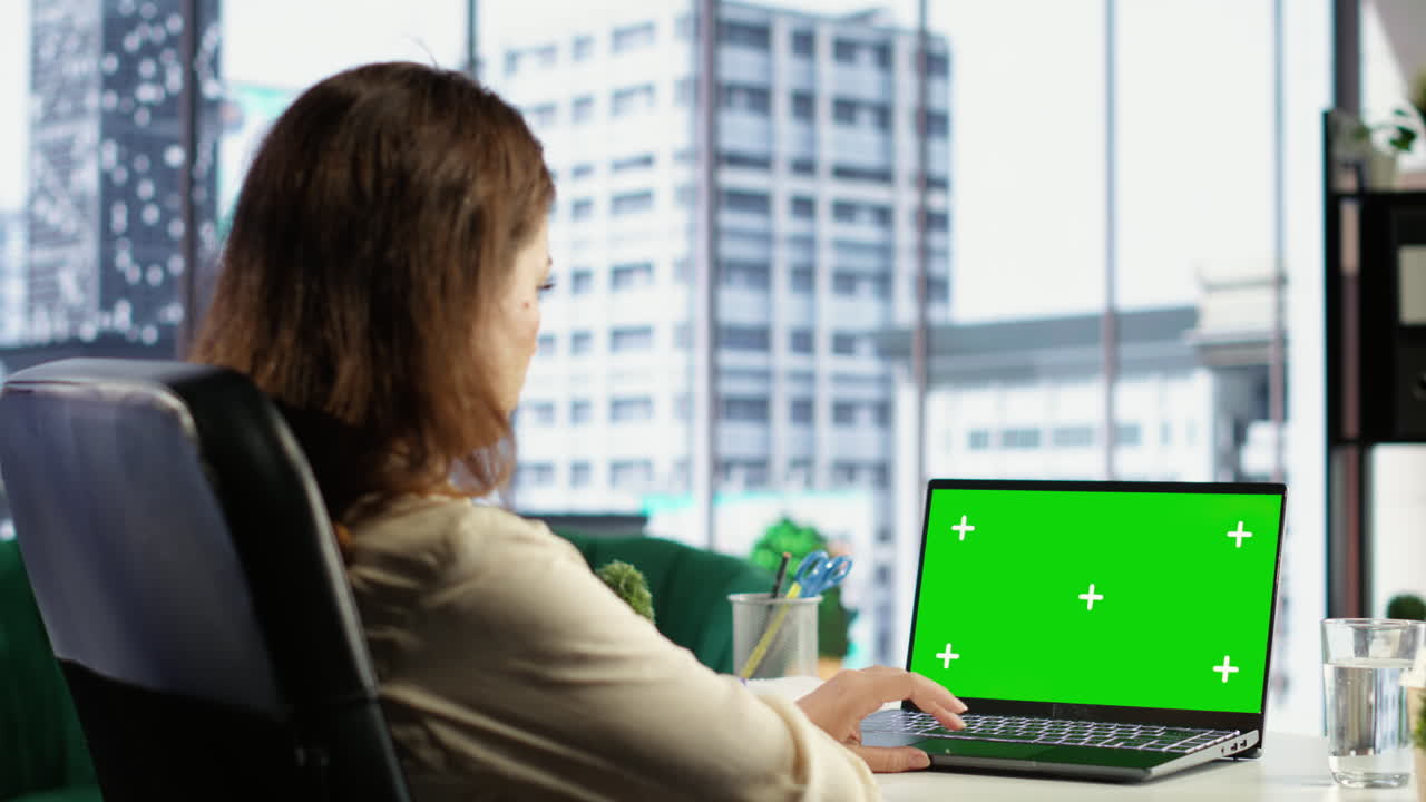 directora de negocios trabajando en su propia oficina con pantalla verde