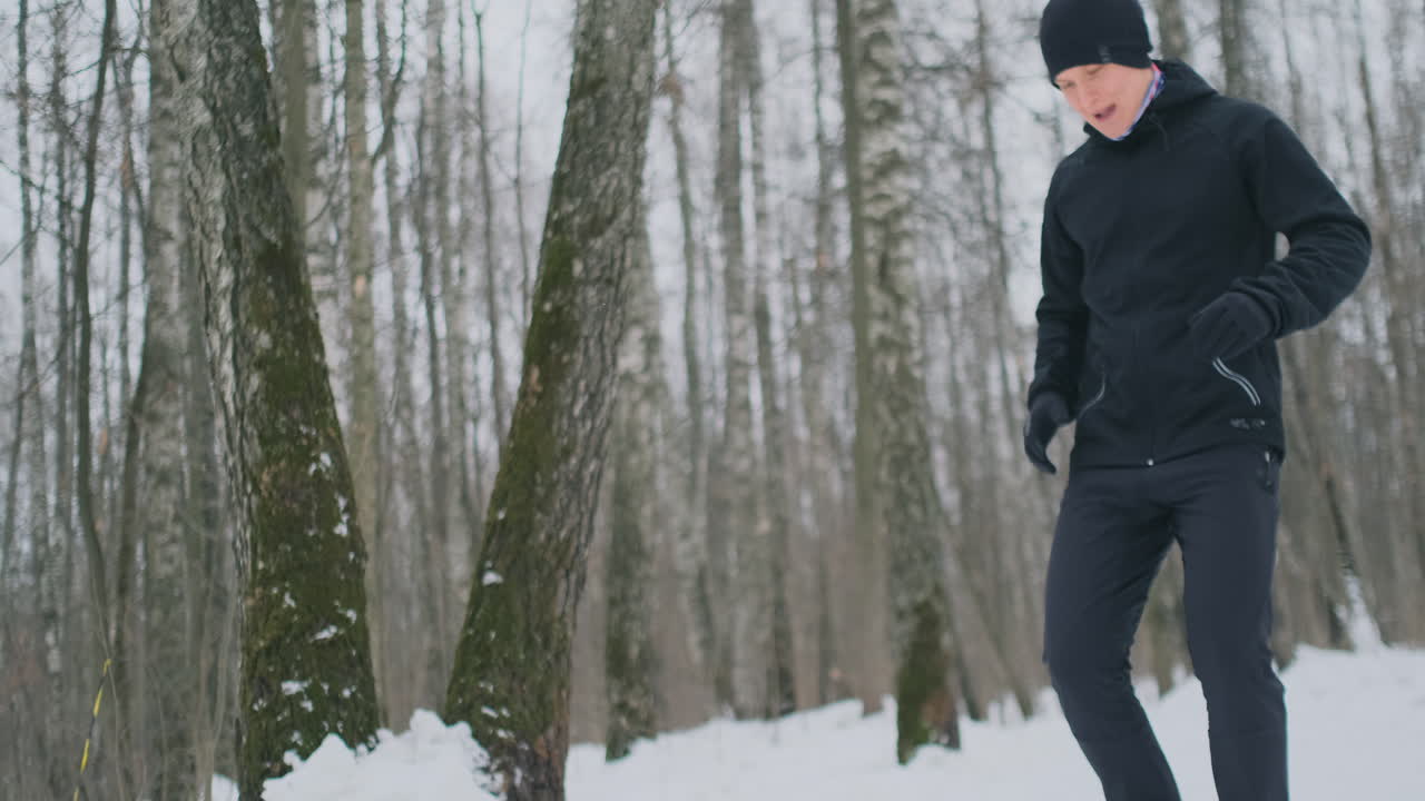 겨울 숲에서 아침 조깅을 하던 한 청년이 피곤하여 숨을 고르기 위해 멈춰 섰다. 그는 힘을 회복하고 피로를 이겨내고 계속해서 달렸다. 인내와 약점 극복. 앞으로 밀다