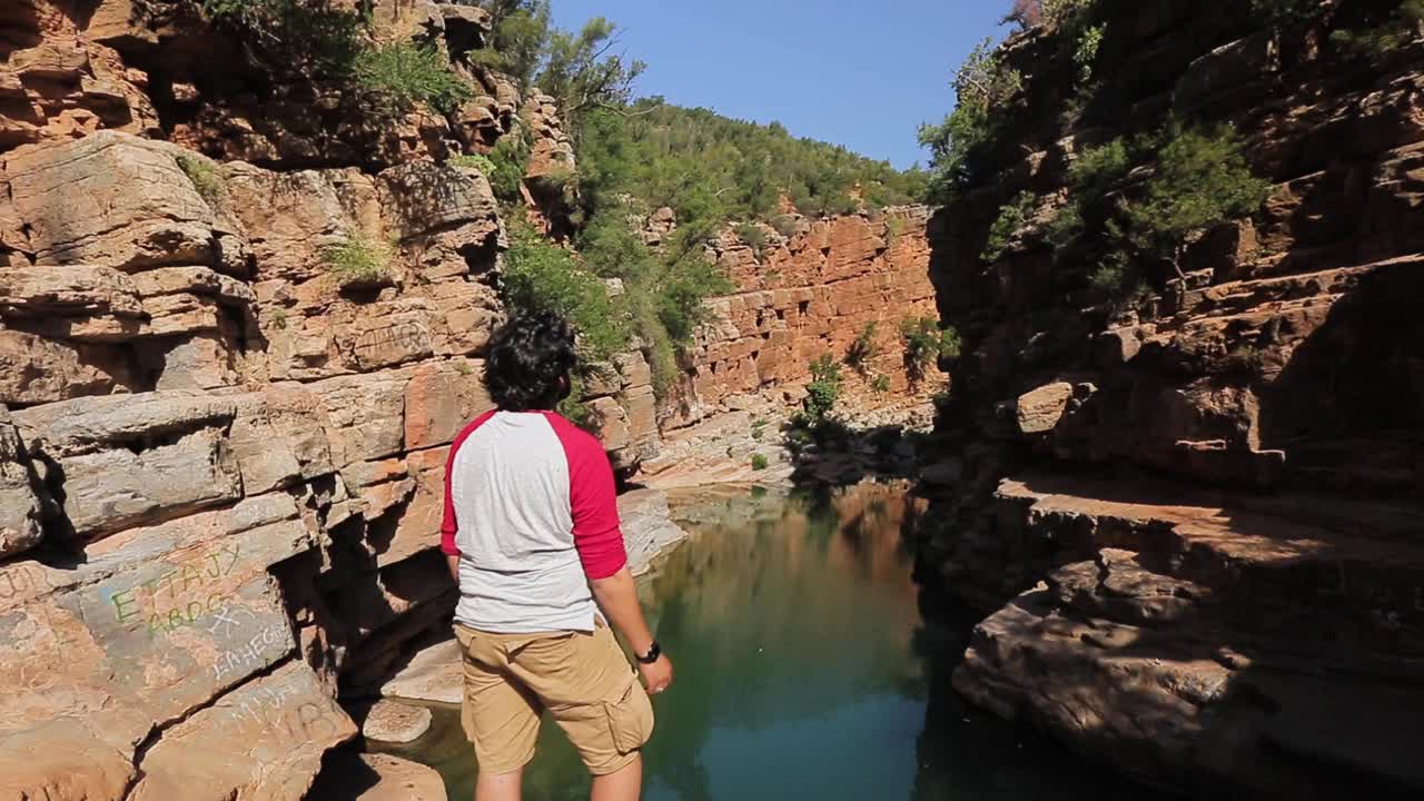 un hombre admirando la naturaleza en el valle del paraíso en marruecos