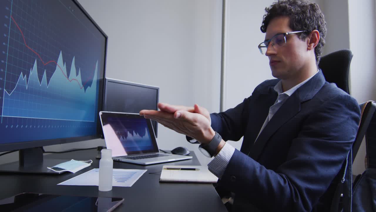 hombre desinfectando sus manos en la oficina