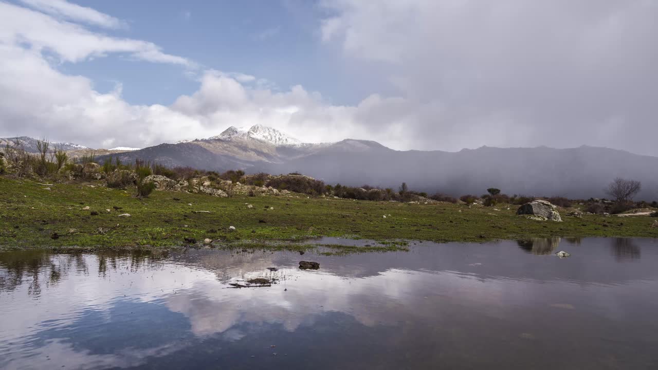 lapso de tiempo de algunas nubes sobre montañas nevadas