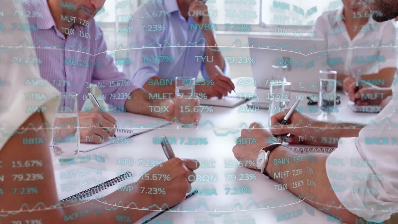 animación del procesamiento de datos financieros sobre diversas personas de negocios en la oficina