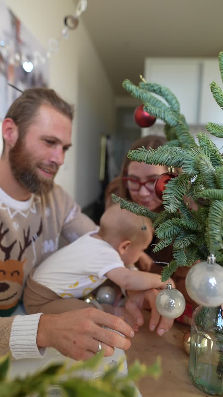 familia decorando un pequeño árbol de navidad