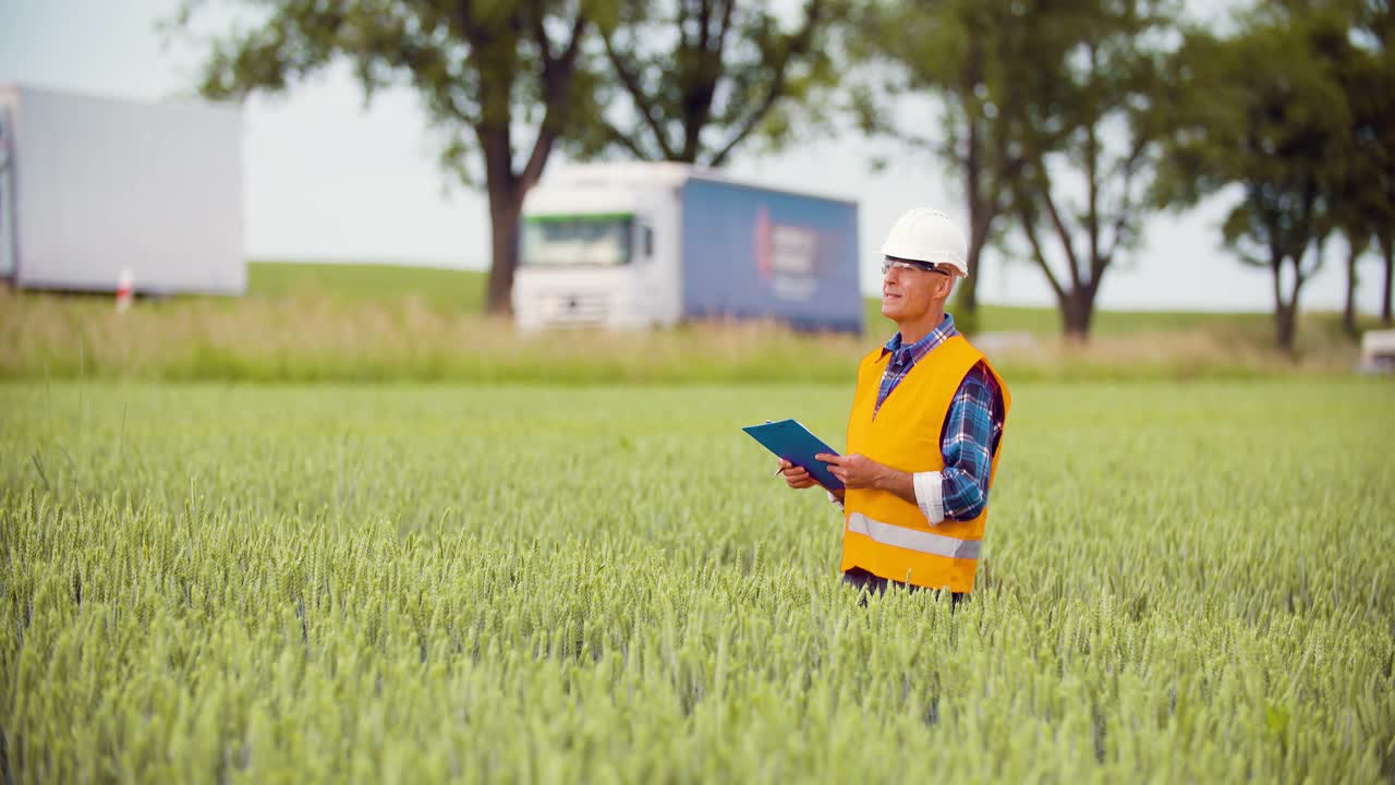 ingeniero analizando la contaminación del tráfico en el portapapeles en medio de cultivos en la granja 6