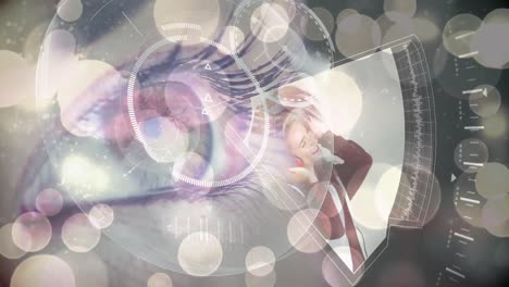 puntos brillantes de luz, procesamiento de datos y escaneo de alcance sobre el ojo femenino de cerca