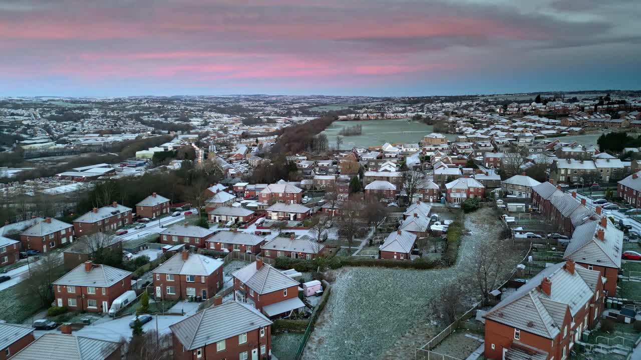 En bidende kold vinter. Cinematisk luftudsigt af en sart lyserød og blå himmel under en tidlig morgensolopgang.