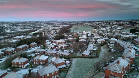 helada vista aérea cinematográfica de invierno de un delicado cielo rosa y azul del amanecer temprano en la mañana