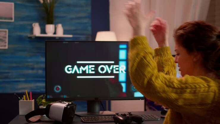 Giocatore che indossa un visore per la realtà virtuale e tiene in mano un controller wireless