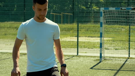 Nahaufnahme-Eines-Jungen-Fußballers,-Der-An-Einem-Sonnigen-Tag-Auf-Einem-Straßenfußballplatz-Freestyle-Tricks-Mit-Dem-Ball-Trainiert-1