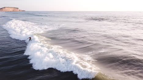 Surfer-Reitet-Auf-Einer-Atemberaubenden-Welle-Auf-Dem-Türkisfarbenen-Meerwasser-Des-Strandes-Von-Olon-In-Ecuador