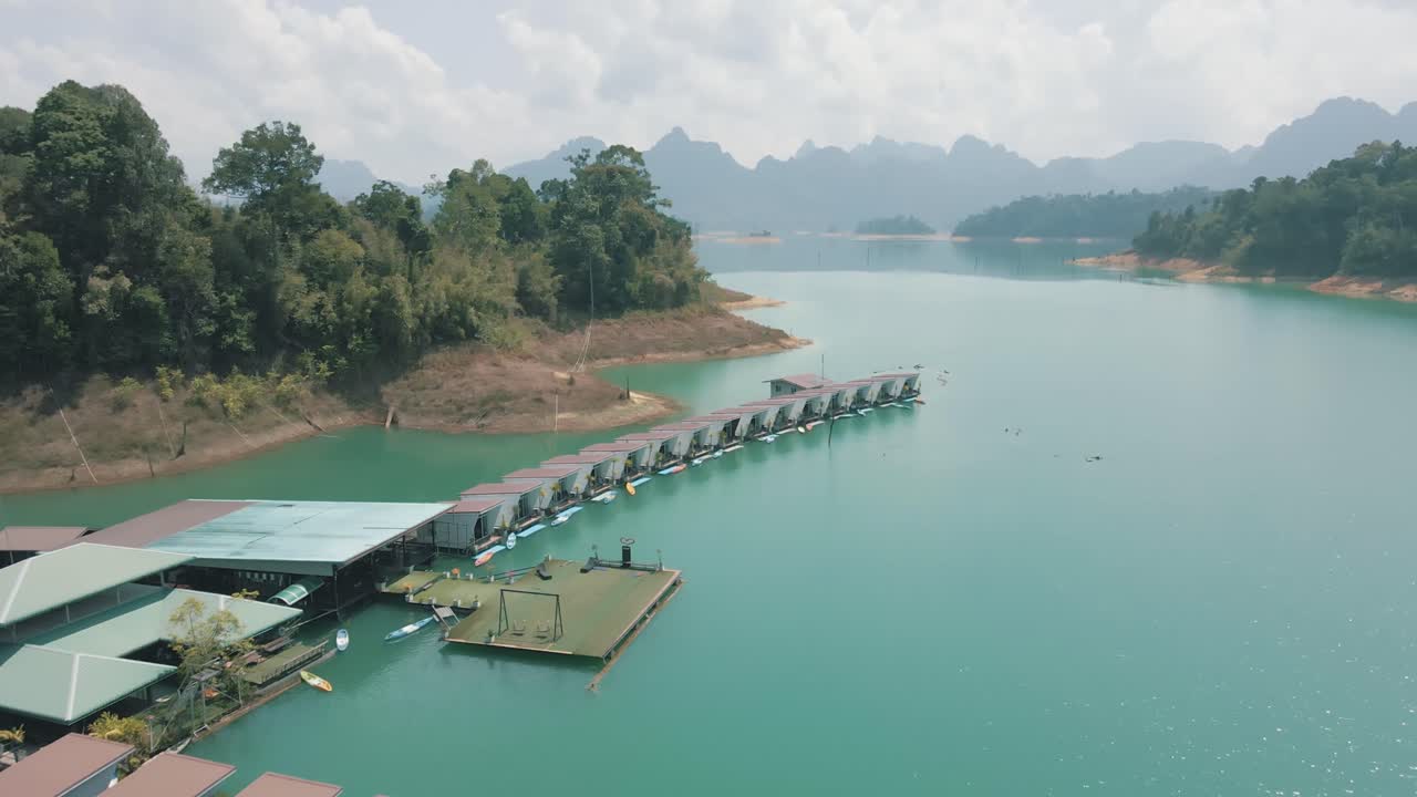 impresionantes imágenes en cámara lenta de bungalows sobre el agua en el lago cheow lan tailandia