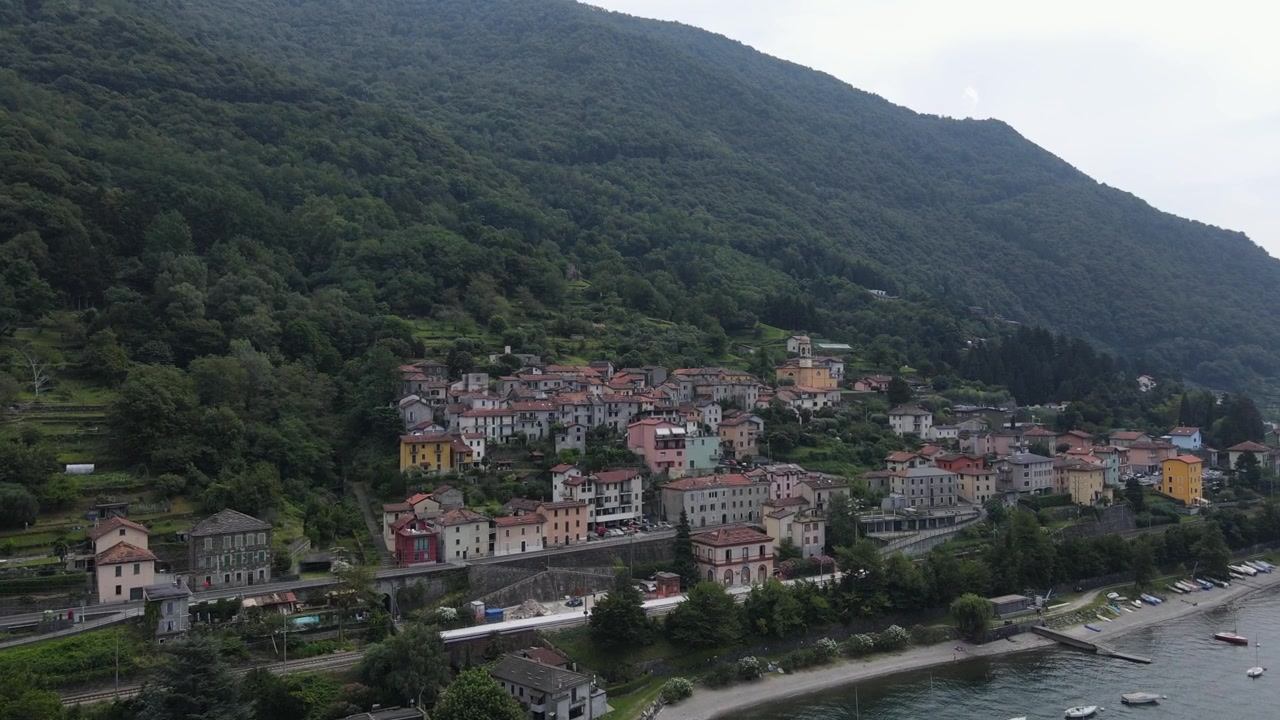 Il paese di Dorio adagiato lungo la riva del Lago di Como in Italia, paesaggio europeo ripreso con drone.