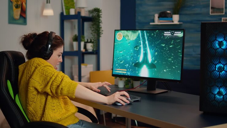 Bagfra-billede af glad gamer, der spiller og vinder rumskydespil